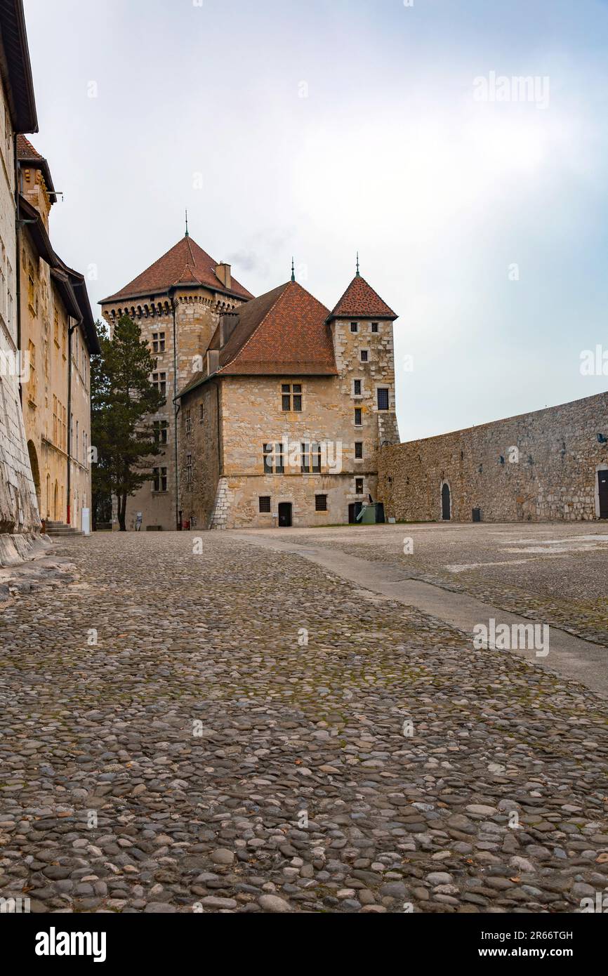 Annecy, Frankreich - 29. Januar 2022: Das Chateau d'Annecy ist ein restauriertes Schloss, das die alte französische Stadt Annecy in der Haute-Savoie dominiert Stockfoto