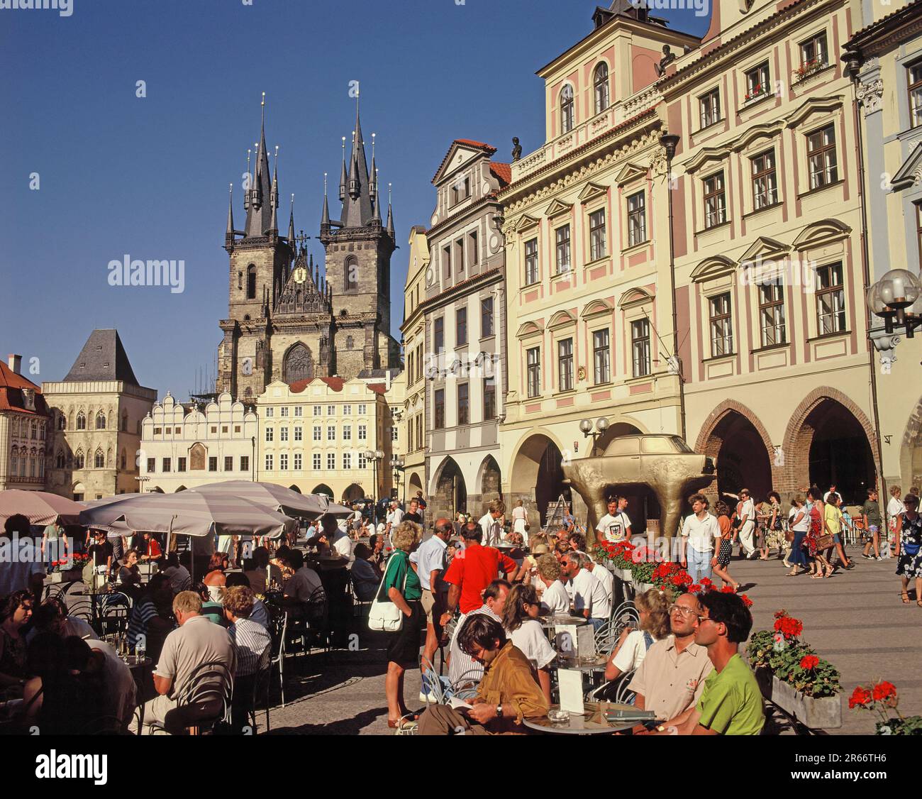 Tschechische Republik. Prager Stadt. Menschenmassen im Straßencafé am Marktplatz mit Blick auf das Alte Rathaus. Stockfoto