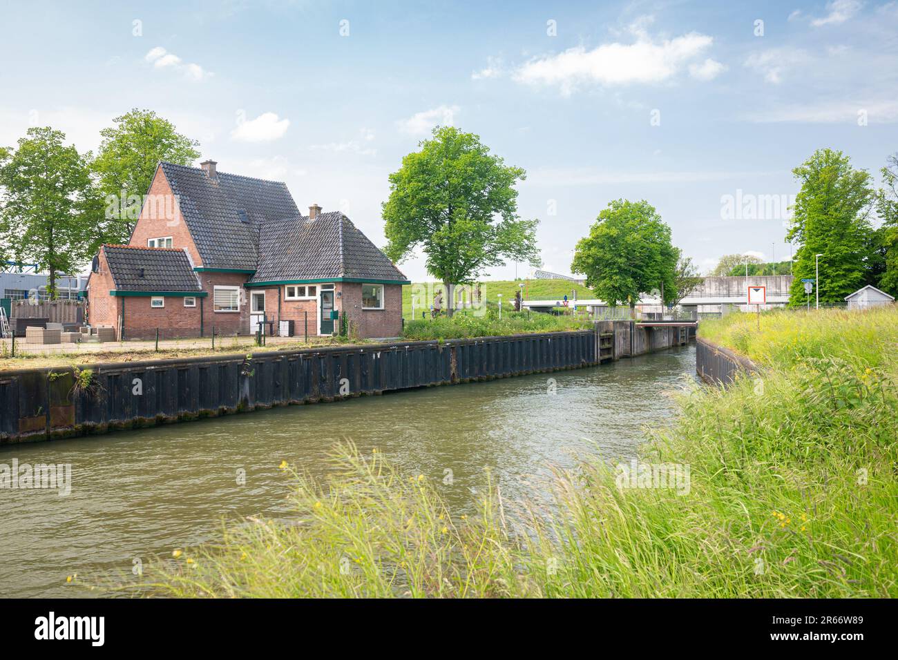 Malerischer Blick auf die Schleusen des Flusses „Leidsche Rijn“ in Utrecht, Niederlande, einem Ort, an dem früher der Rhein fließt Stockfoto