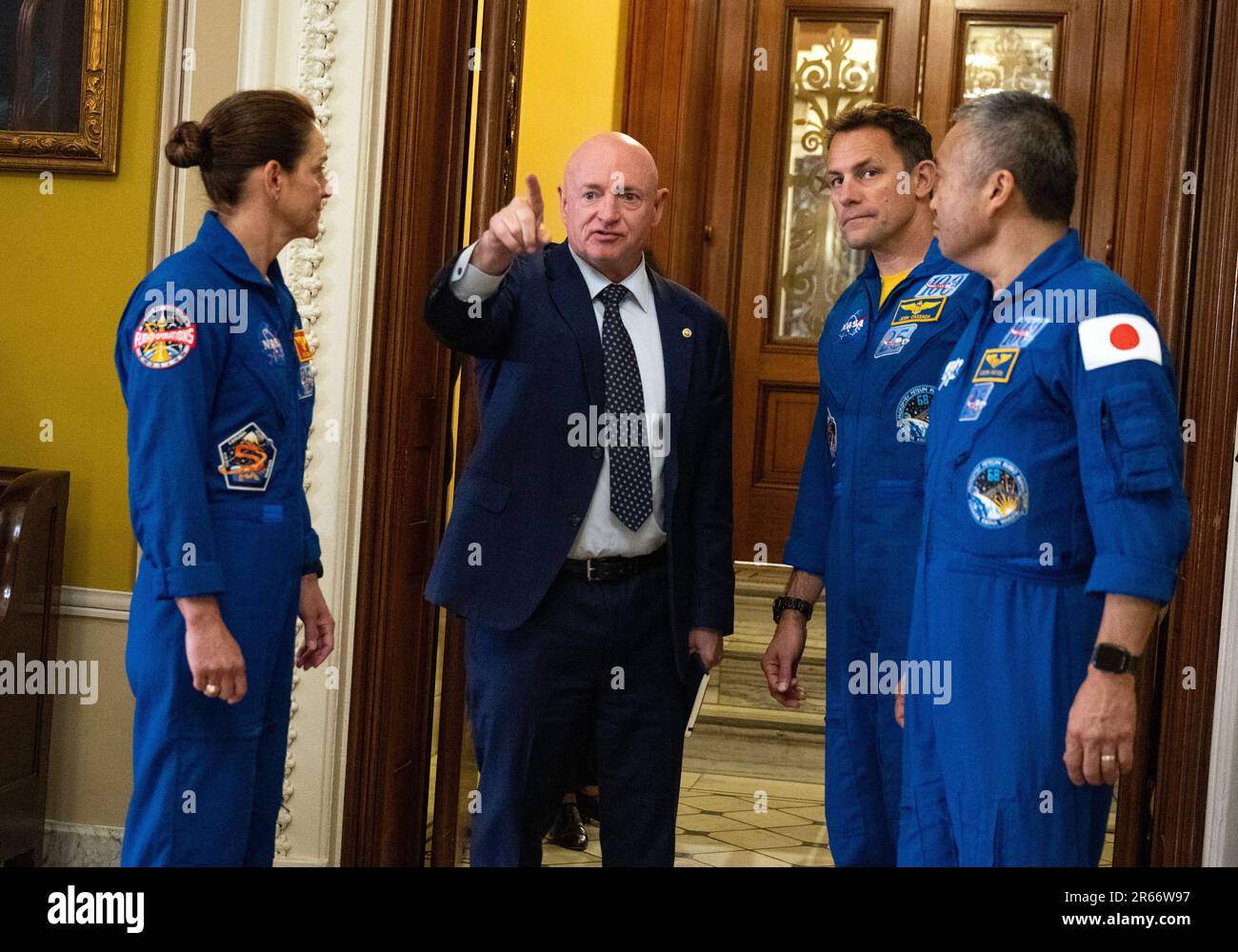 United States Senator Mark Kelly (Demokrat von Arizona), zweite Linke, zeigt die Sehenswürdigkeiten des US Capitol den NASA-Astronauten Nicole Mann, Left, Josh Cassada, Right Center, und JAXA (Japan Aerospace Exploration Agency), Astronaut Koichi Wakata, Right, im US Capitol in Washington, DC am Mittwoch, den 7. Juni 2023. Mann, Cassada und Wakata waren Teil der kürzlich zurückgekehrten NASA-Mission SpaceX Crew-5 zur Internationalen Raumstation (ISS). Kredit: Ron Sachs/CNP/MediaPunch Stockfoto