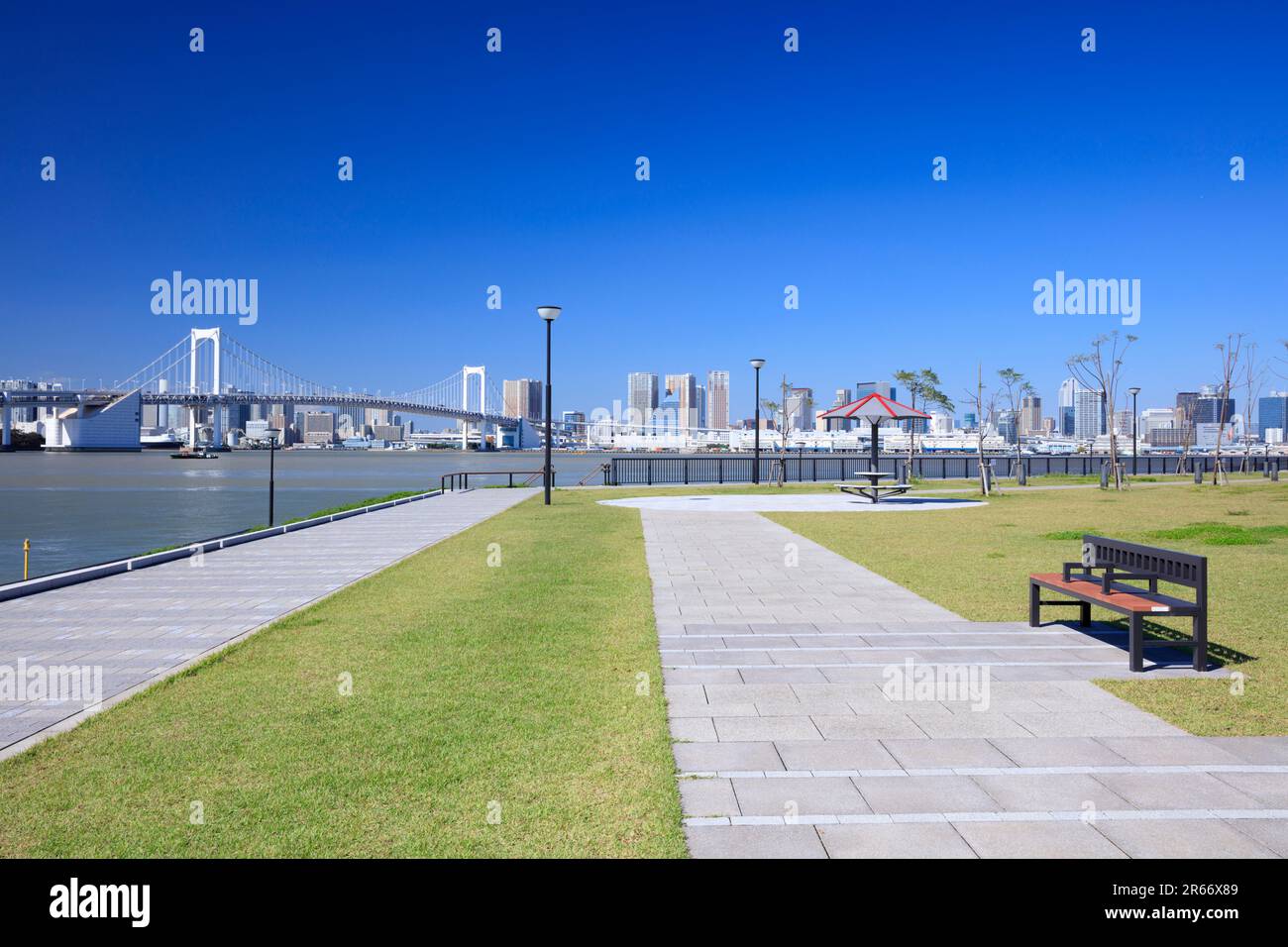 Toyosu Gururi Park und Regenbogenbrücke Stockfoto