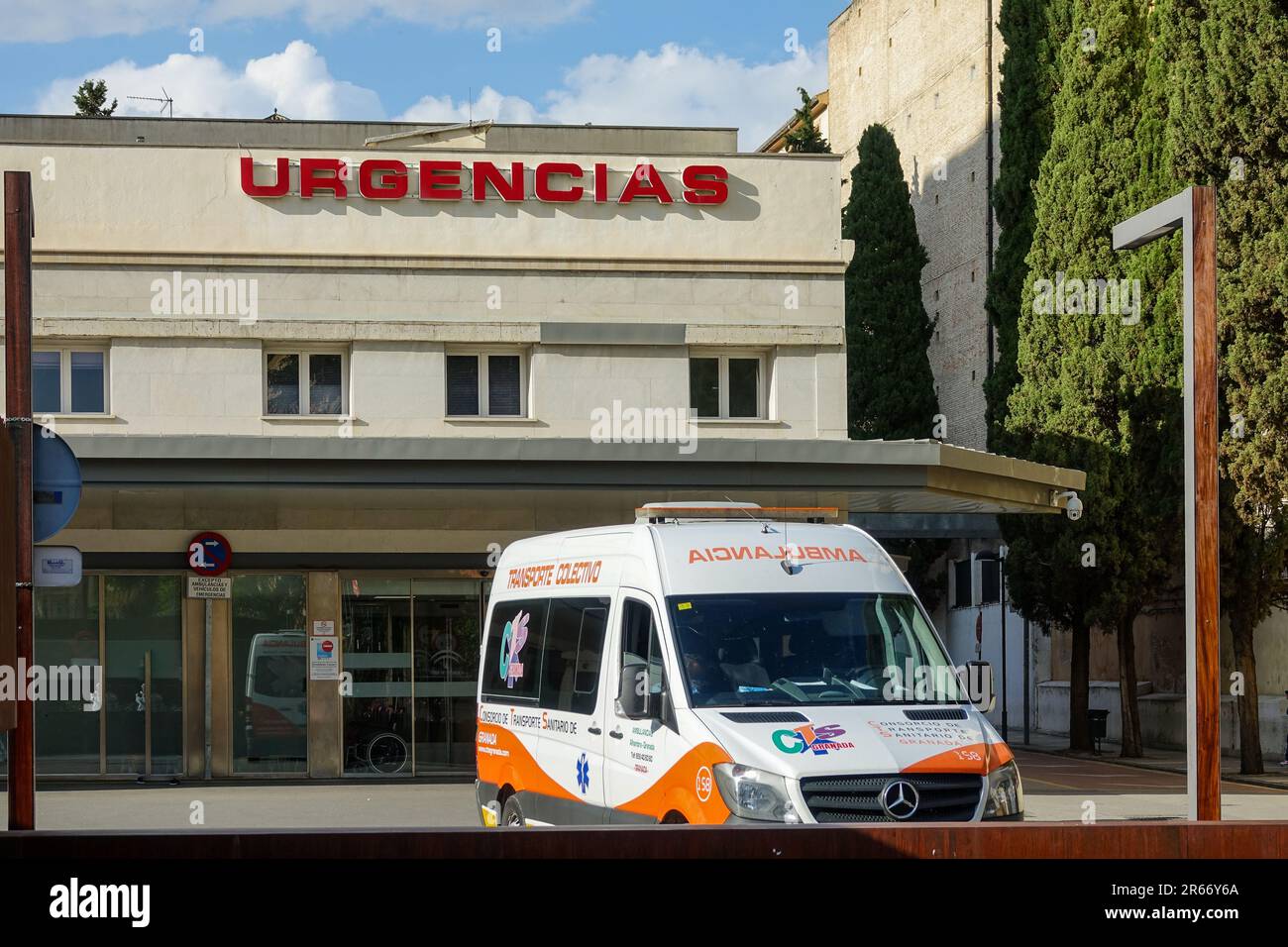 Granada, Spanien; 31. Mai 2023: Noteingang des Generalkrankenhauses Virgen de las Nieves in Granada (Spanien) an einem sonnigen Tag Stockfoto