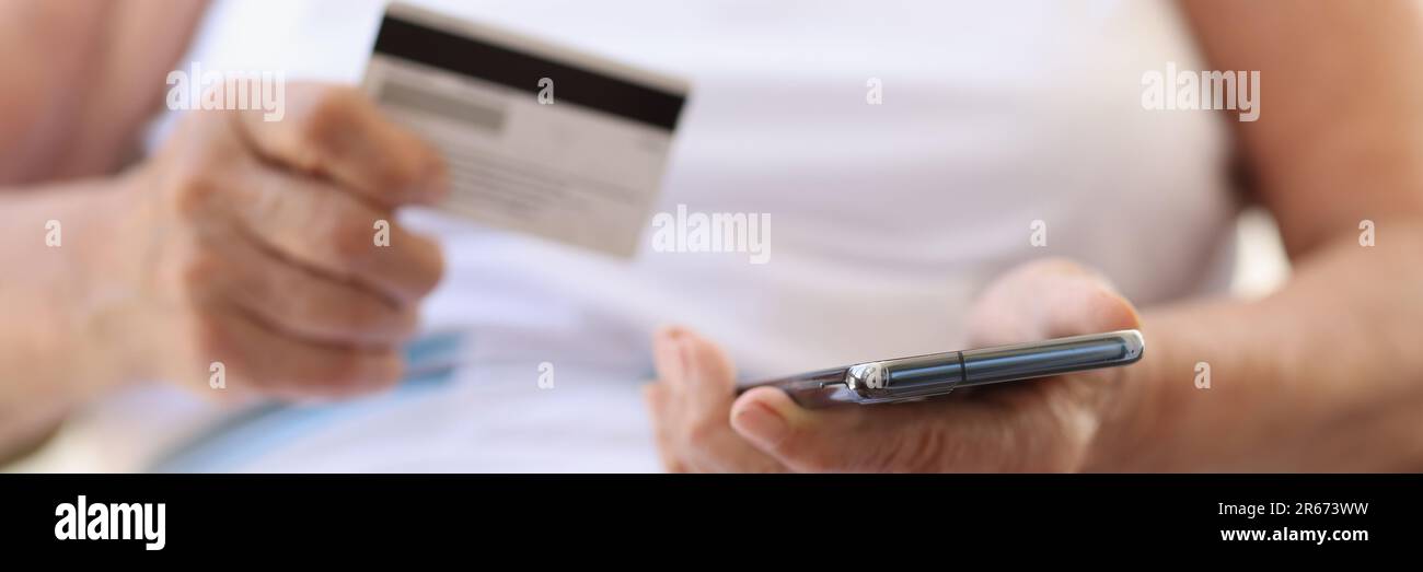 Ältere Frauen, die E-Zahlungen per Smartphone und Kreditkarte tätigen Stockfoto