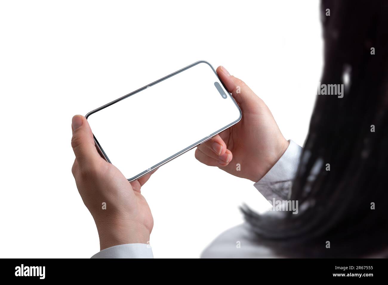 Frau, die das Smartphone in horizontaler Position hält. Isolierter Bildschirm und Hintergrund. Konzept der Wiedergabe von Filmen oder Spielen auf Mobiltelefonen Stockfoto