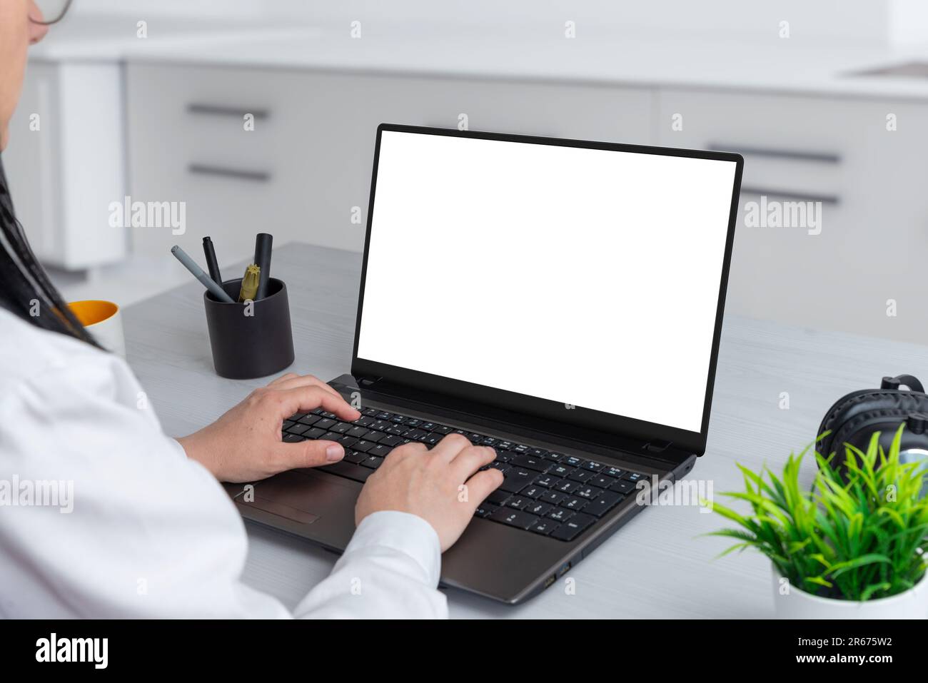 Laptop-Modell. Frau arbeitet im Büro mit einem Laptop. Zusammensetzung des Unternehmens. Isolierter Bildschirm für Webseitenpräsentation Stockfoto