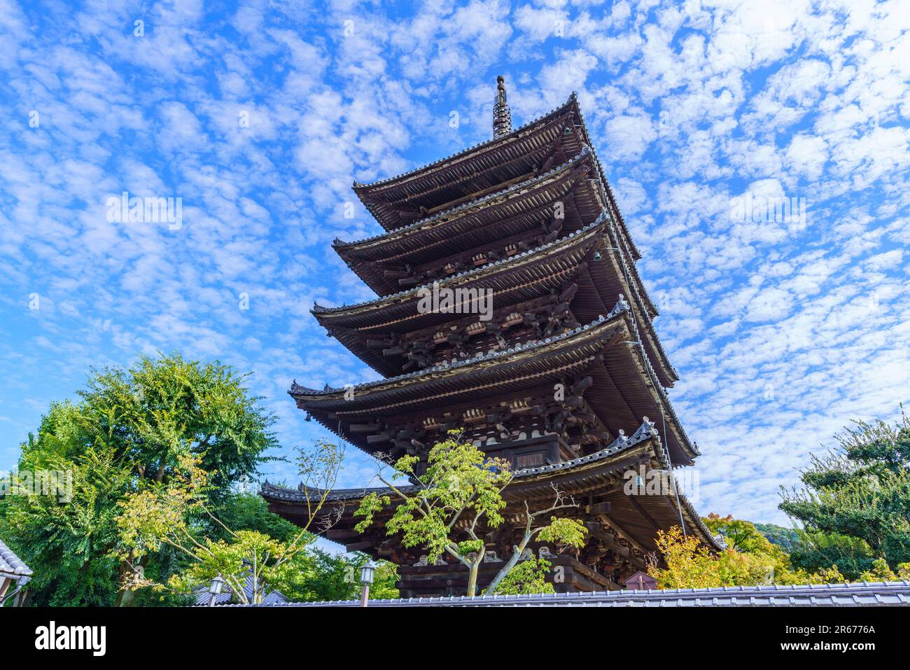 Himmel im Herbst und Yasaka-no-to (Pagode von Yasaka) Stockfoto