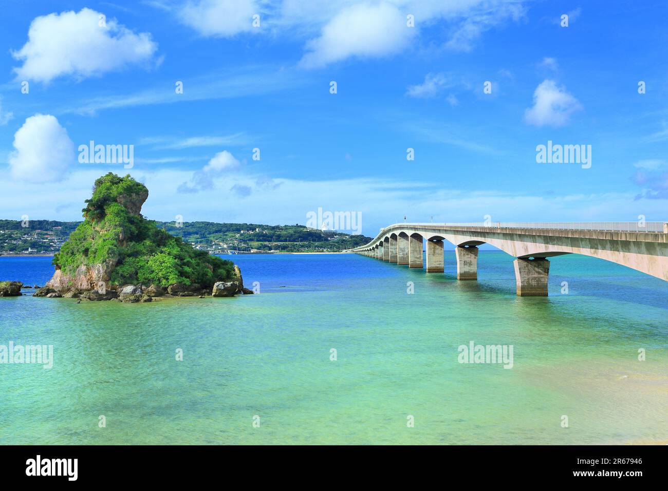 Kouriohashi-Brücke und Insel Kourishima Stockfoto