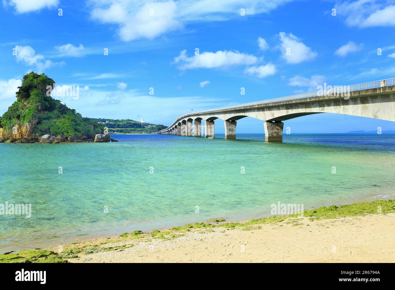 Kouriohashi-Brücke und Insel Kourishima Stockfoto