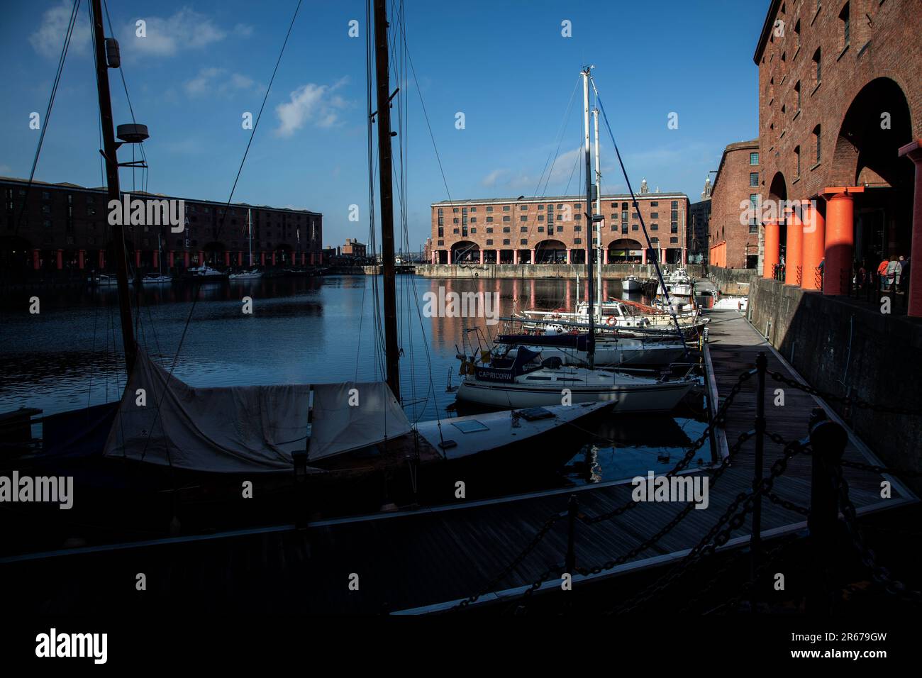 Blick auf das Royal Albert Dock, ein Komplex aus Hafengebäuden und Lagerhäusern in Liverpool, England, mit Yachten am Kai Stockfoto