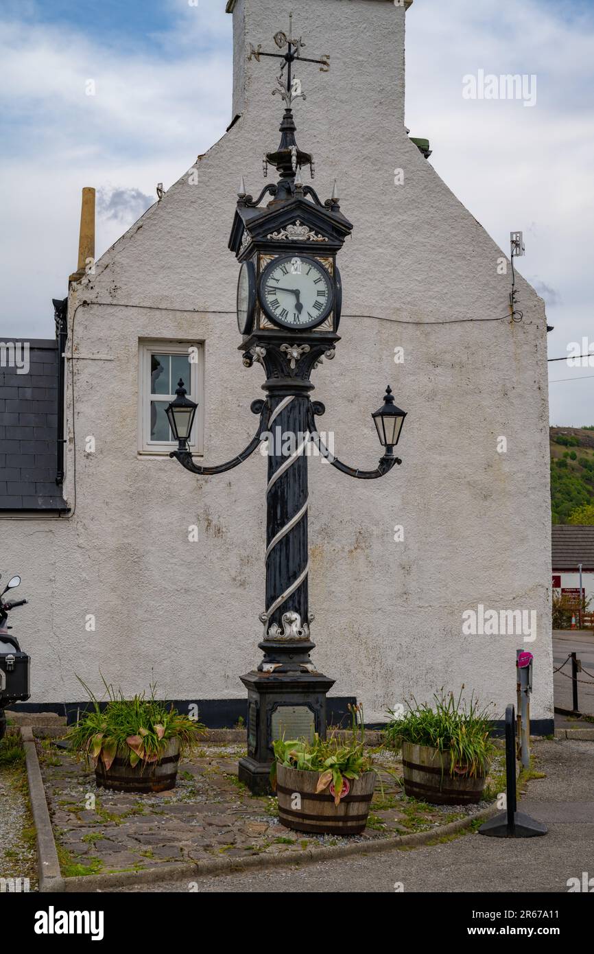 Bekannt als „Fowler Clock“, der Uhrenturm in Ullapool, Schottland. Stockfoto