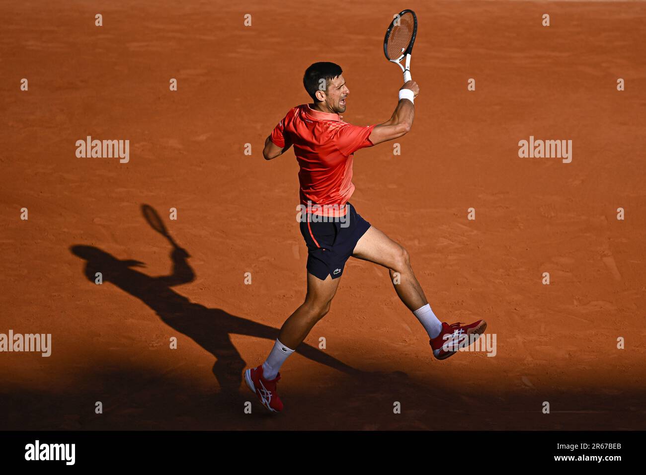 Paris, Frankreich - 07./06./2023. Novak Djokovic tritt am 6. Juni 2023 bei den French Open, dem Grand Slam-Tennisturnier im Roland Garros-Stadion in Paris, Frankreich, in den Vordergrund. Foto Victor Joly/DPPI – Foto: Victor Joly/DPPI/LiveMedia Stockfoto