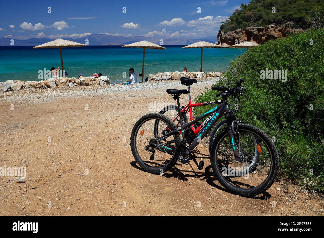 Fahrräder parken am wunderschönen Dragonera Beach, Agistri Island, Saronischer Golf, Griechenland. Mai 2023. Stockfoto