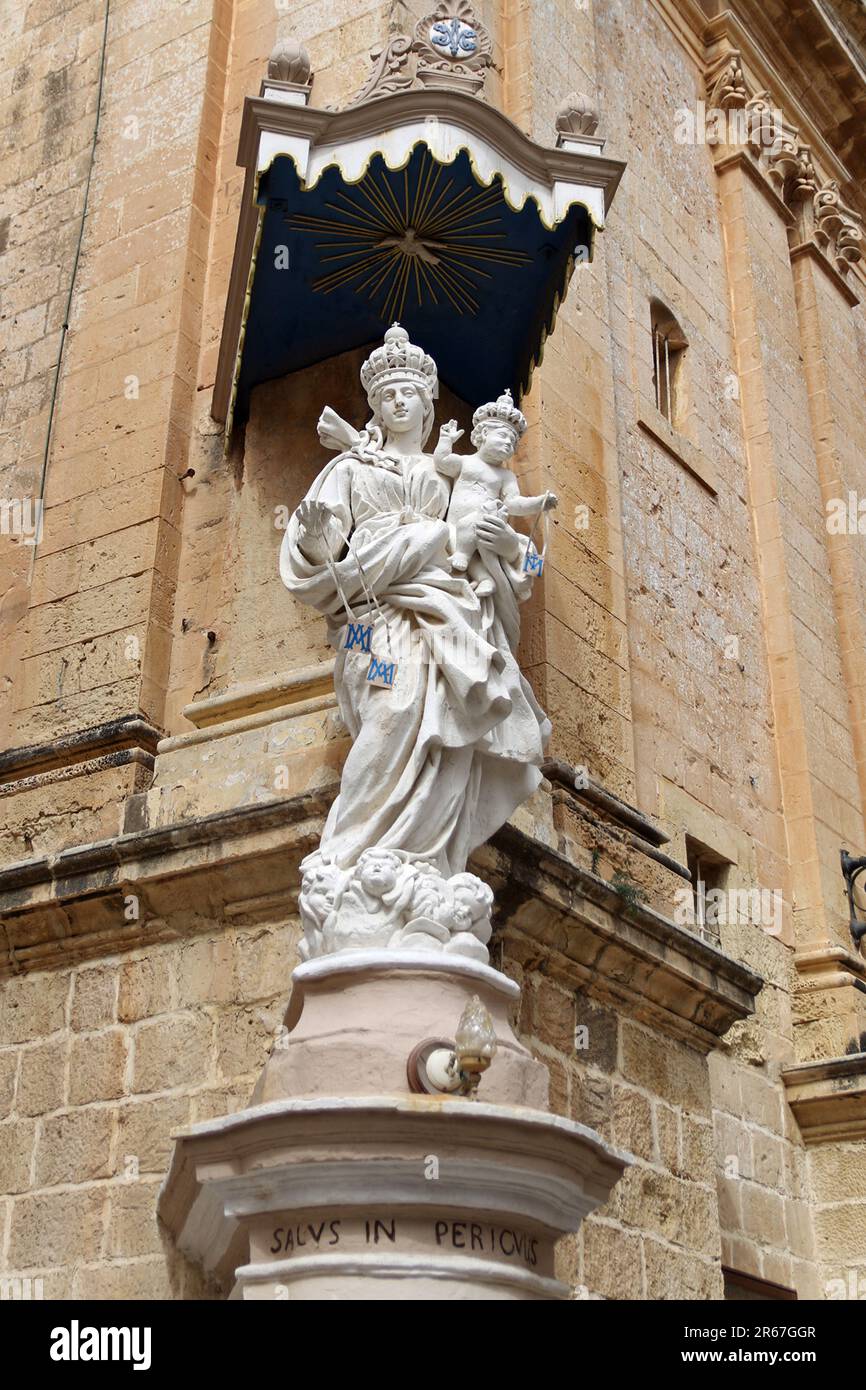 Die Verkündigungskirche, auch bekannt als die Karmelitenkirche, ist eine reiche barocke Priorialkirche der Priory of Our Lady of Mount Carmel in Mdina, Malta. Stockfoto