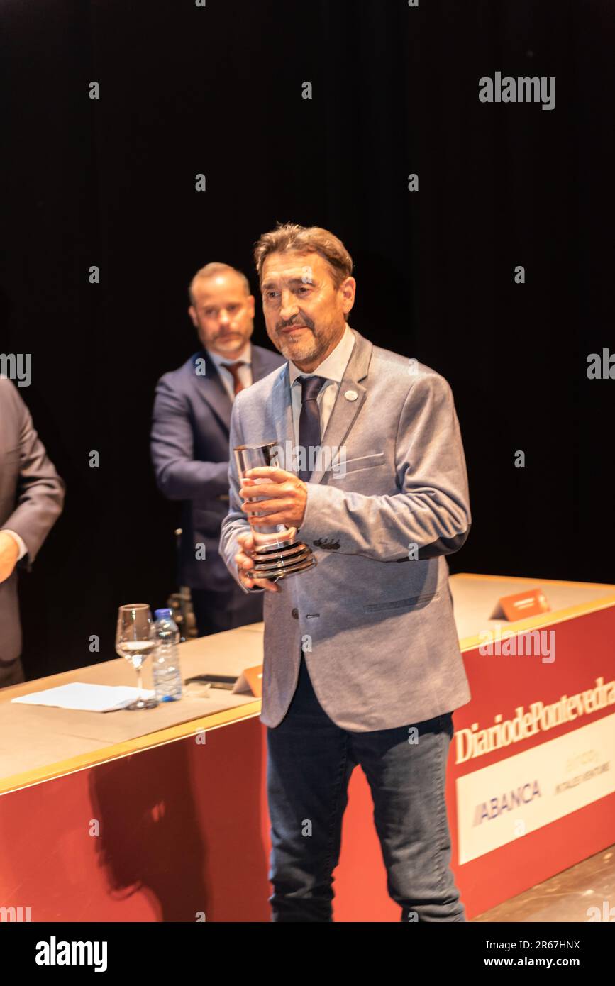 pontevedra, Spanien. Jun, 6. 2023. Roberto Fernandez erhält den Pontevedres of the Year Award in der Abteilung Sozialarbeit im Namen der Vereinigung der Verwandten und Freunde von Menschen mit psychischen Erkrankungen, Alba, der Pontevedreses Awards des Jahres. Kredit: Xan Gasalla / Alamy Live News Stockfoto