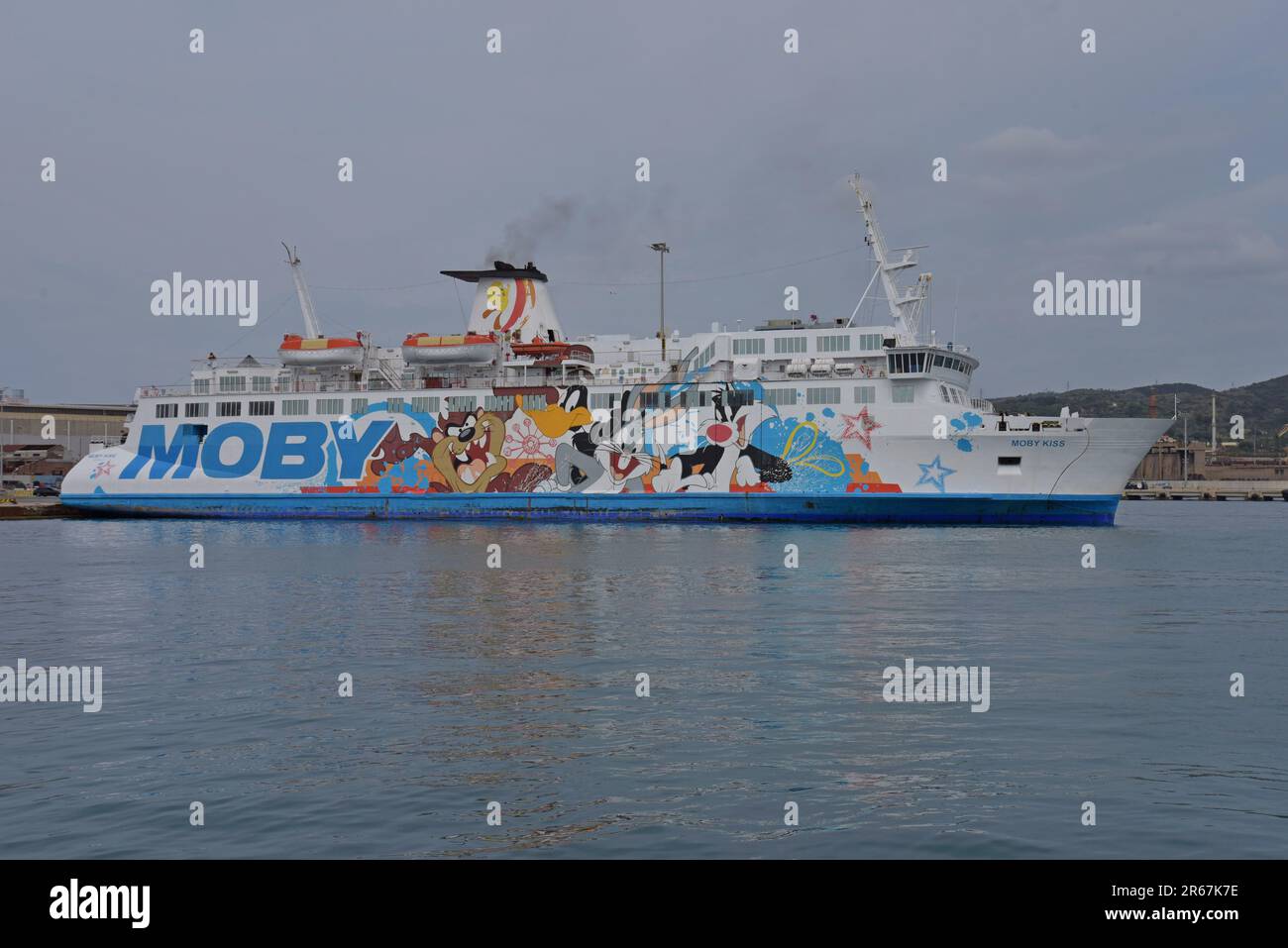 Moby Lines Fähre MS Moby Kiss legt in Piombino, Italien an und lädt für Routen nach Korsika oder Elba. Das Schiff ist mit Looney Tunes-Cartoons vom 23. April bemalt Stockfoto