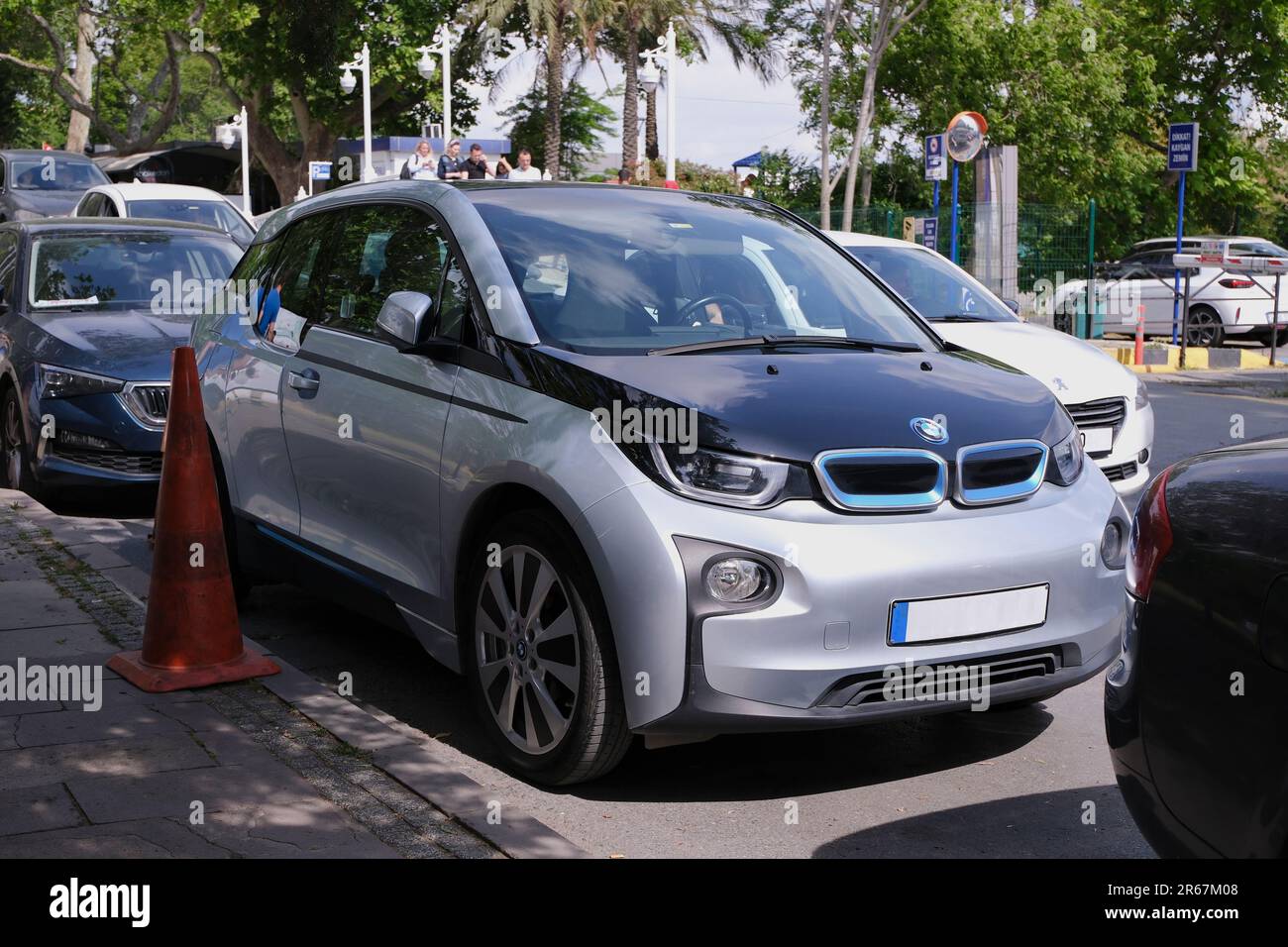 Istanbul, Türkei - 3. Juni 2023: Ein grau-schwarzer BMW i3 in einer Straße in Istanbul, Bezirk Fenerbahce. Stockfoto