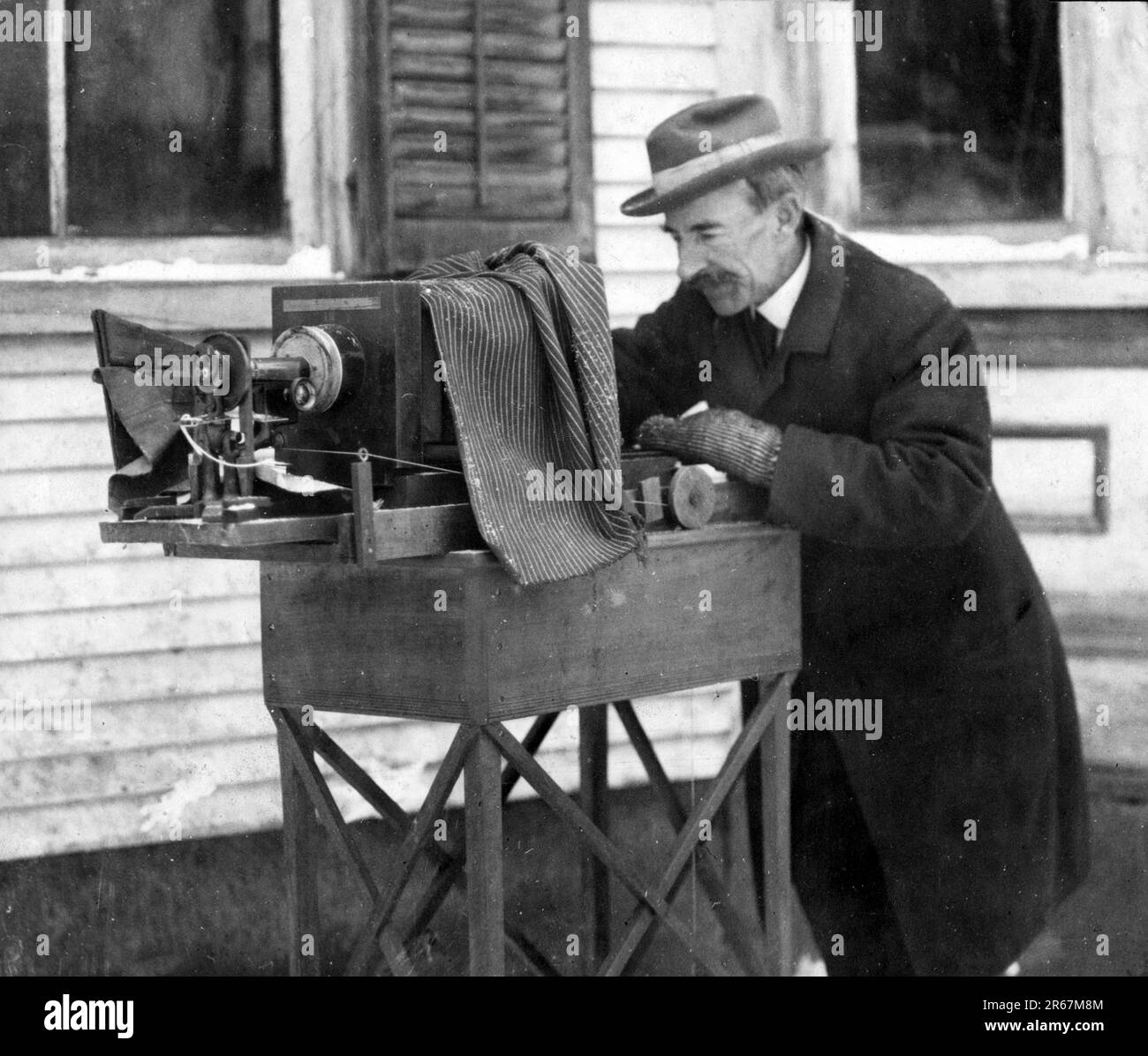Wilson Bentley fotografiert Schneeflocken auf seiner Farm in Vermont. Wilson Alwyn Bentley (1865-1931), bekannt als Snowflake Bentley, war ein amerikanischer Meteorologe und Fotograf Stockfoto