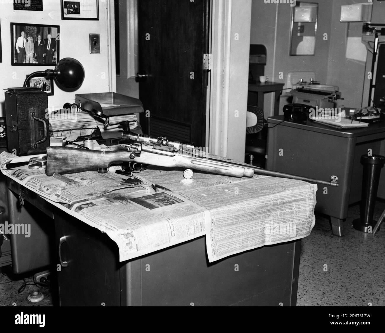 Das Gewehr, das De La Beckwith benutzt hat, um Evers zu ermorden. 1963. Gewehr, das Medgar Evers tötete. Fingerabdrücke auf teleskopischem Sichtfeld lokalisiert. Medgar wurde am Delta Drive, Jackson, Mississippi, erschossen. Stockfoto