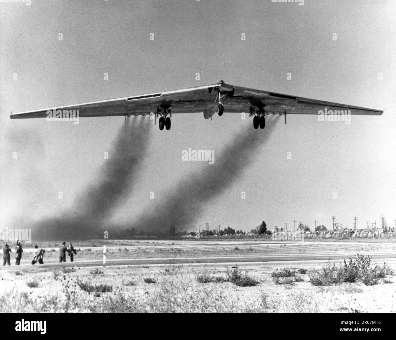 Erster Flug der Northrop YB-49, ein amerikanischer Prototyp eines Jet-betriebenen schweren Bombers, der von der Northrop Corporation kurz nach dem Zweiten Weltkrieg für den Einsatz bei der United States Air Force entwickelt wurde. Stockfoto
