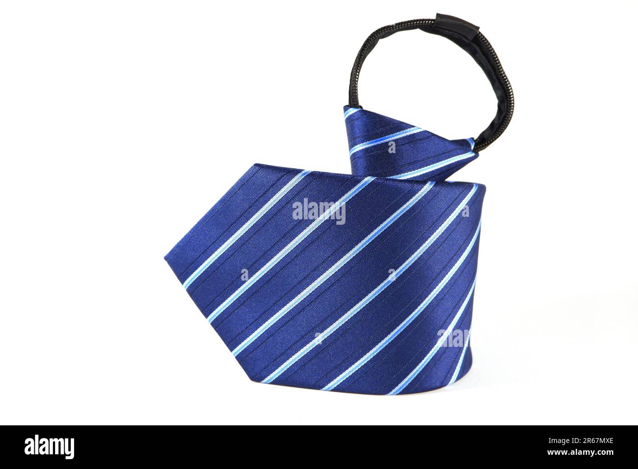 Eine marineblaue Krawatte mit auffälligen weißen Streifen und einer schwarzen Griffschlaufe Stockfoto