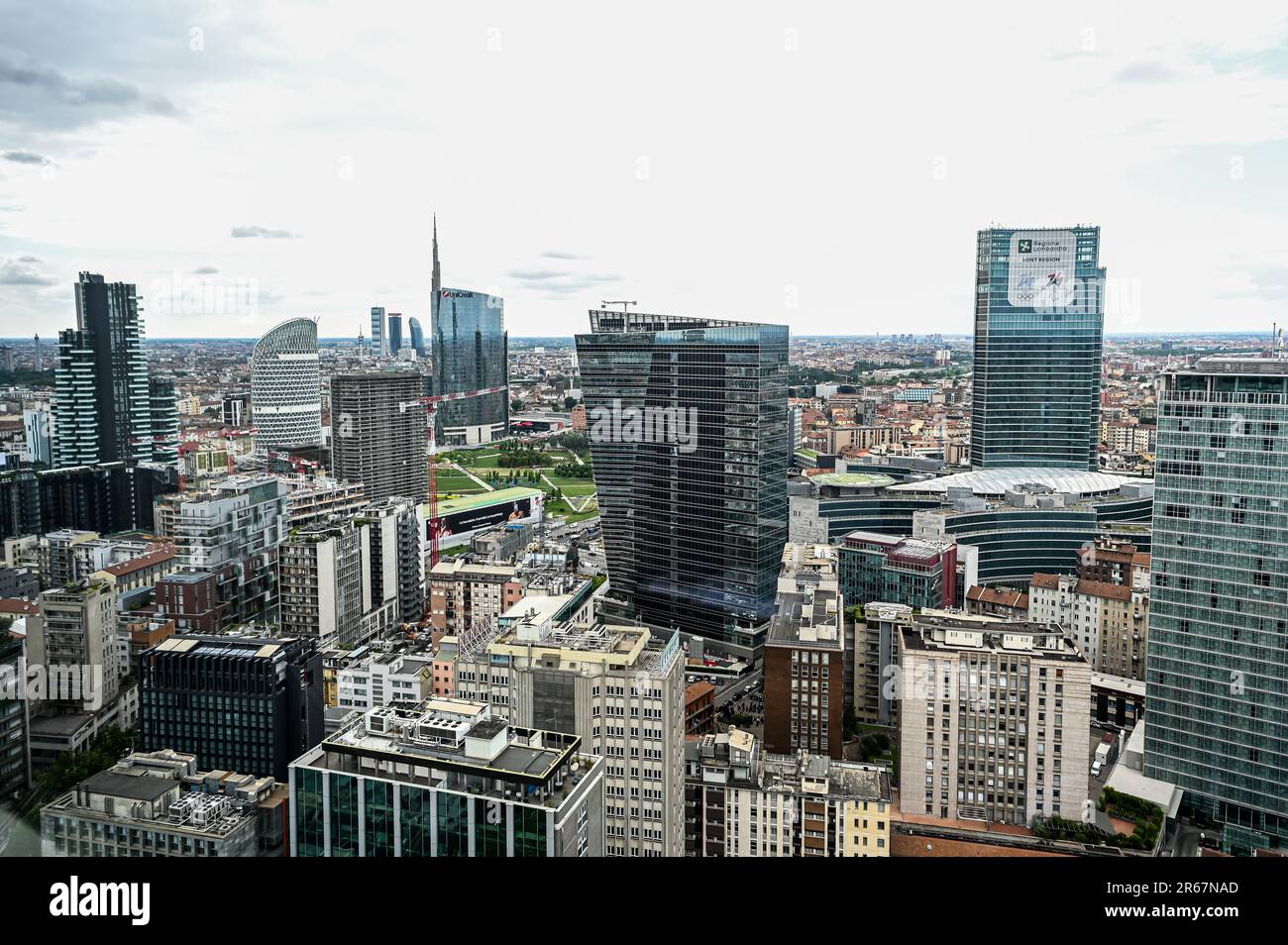 Mailand, Italien - 7. Juni 2023: Eine Luftaufnahme des neuen Viertels Porta Nuova in der Innenstadt von Mailand. Stockfoto