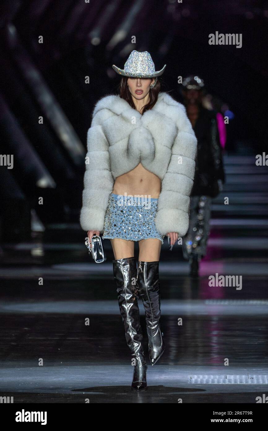 MAILAND, ITALIEN - FEBRUAR 25: Während der Mailänder Modewoche für Damen Herbst/Winter 2023/2024 läuft ein Model auf der Philipp Plein Modenschau auf dem Laufsteg Stockfoto