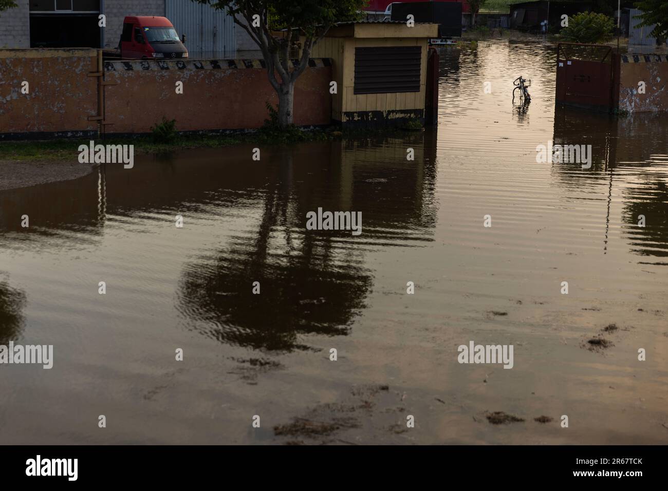 Kherson, Ukraine. 7. Juni 2023. Am 7. Juni 2023 taucht das Hochwasser auf einem Parkplatz in Kherson, Ukraine, teilweise unter. Die Region Kherson erlebt Überschwemmungen vom Dnipro, nachdem gestern der Nova Kakhovka-Staudamm in die Luft gesprengt wurde. In Balabyne, einem Dorf stromaufwärts vom Damm, sagte man, der Wasserstand sei etwa 1,5 Meter gefallen, nachdem der Damm gestern durch eine Explosion beschädigt wurde. (Kreditbild: © Daniel Carde/ZUMA Press Wire) NUR REDAKTIONELLE VERWENDUNG! Nicht für den kommerziellen GEBRAUCH! Stockfoto