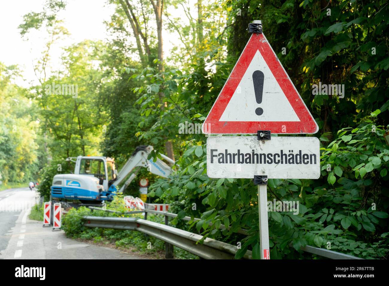 Schleissheim/Thalheim bei Wels, Oberösterreich. 7. Juni 2023 Warnschild, das den Fahrer auf die teilweise beschädigte Straße aufmerksam macht, die durch einen Erdrutsch nach Starkregen in der Region verursacht wurde ©Andreas Stroh Stockfoto