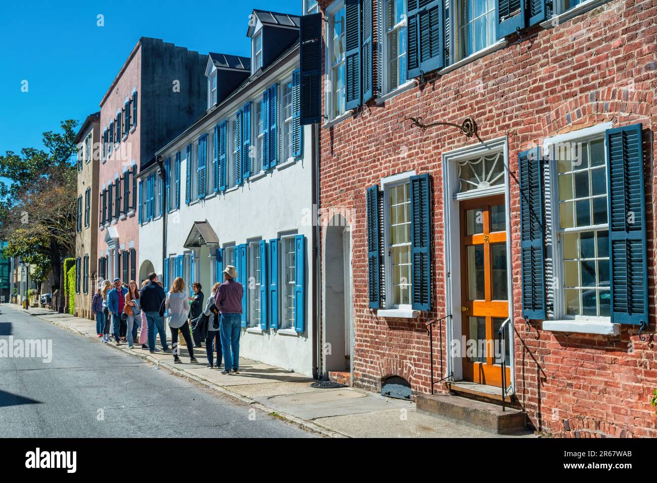 Besucher nehmen an einer geführten Tour im Zentrum von Charleston, South Carolina, USA Teil. Stockfoto