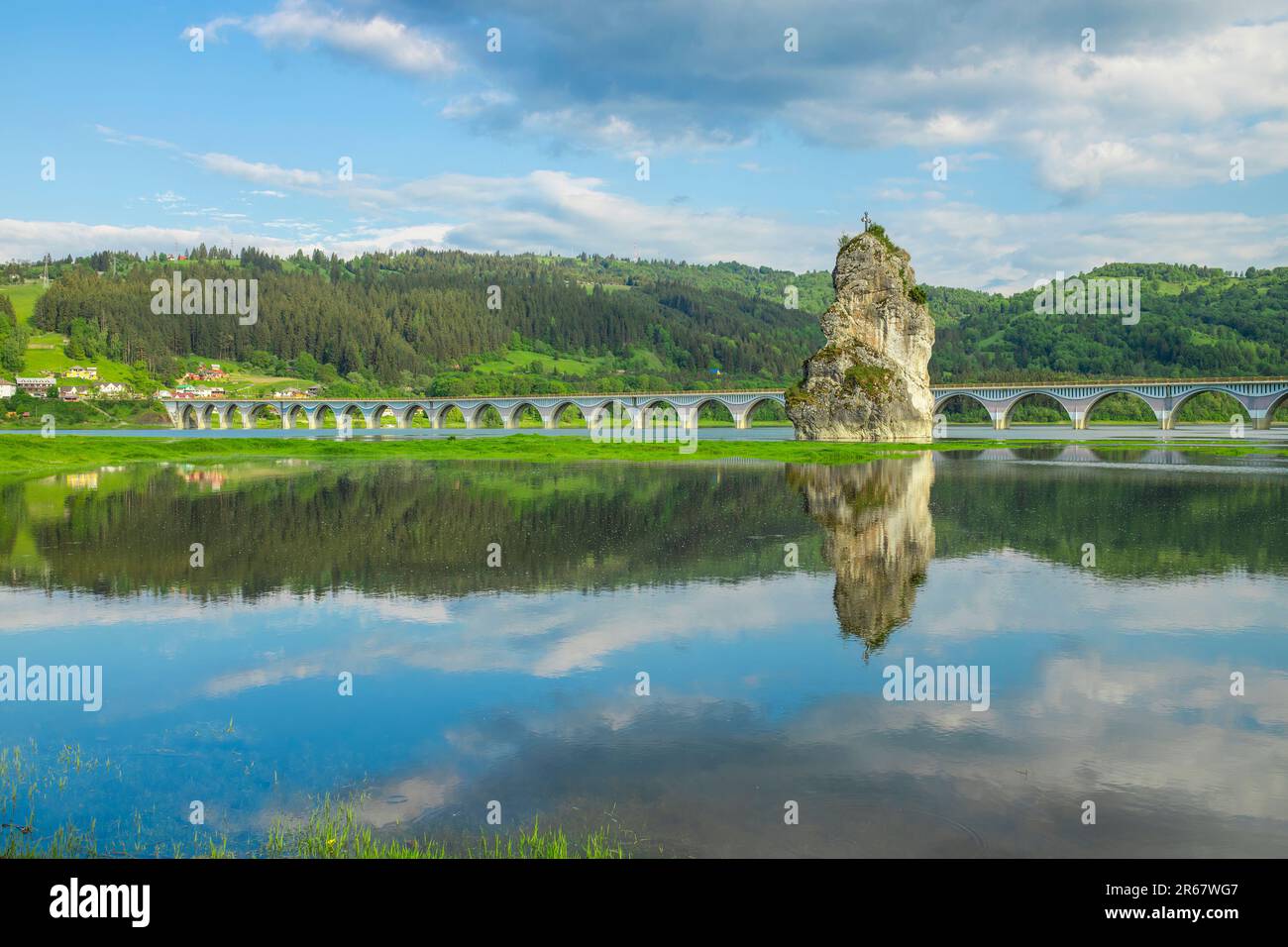 Piatra Teiului Kalkstein und Bicaz See Viadukt, Rumänien Stockfoto