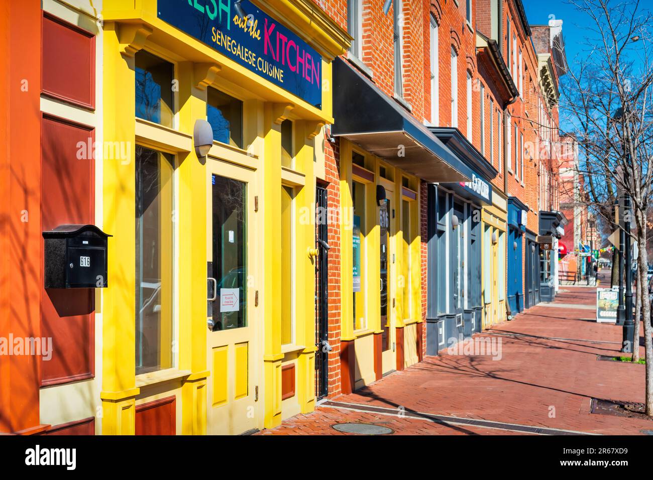 Bunte Unternehmen am Broadway, im historischen Fells Point District, Baltimore, Maryland, USA. Stockfoto