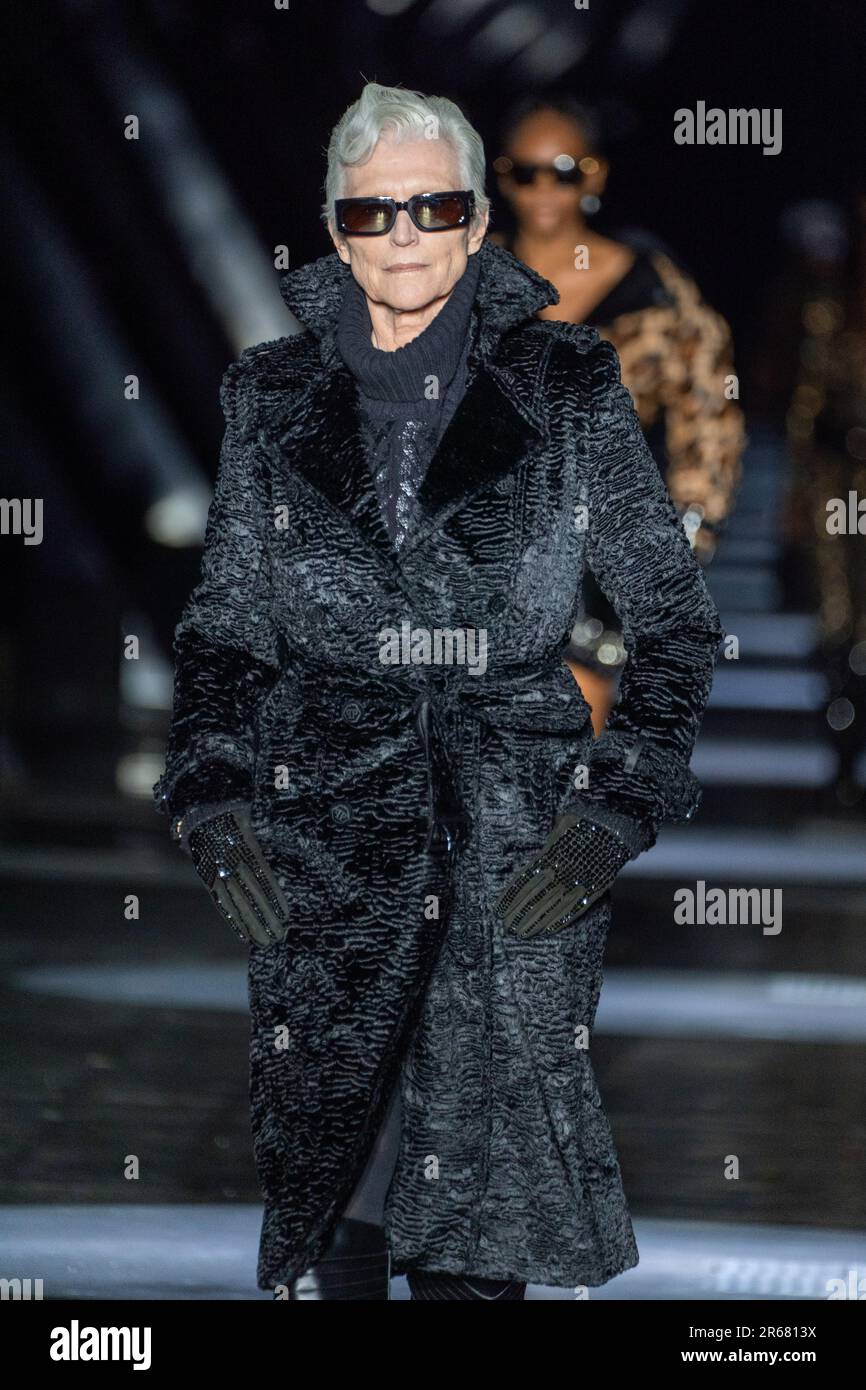 MAILAND, ITALIEN - FEBRUAR 25: Maye Musk geht auf der Philipp Plein Modenschau während der Mailänder Fashion Week Damenbekleidung Herbst/Winter 2023/202 über die Laufbahn Stockfoto