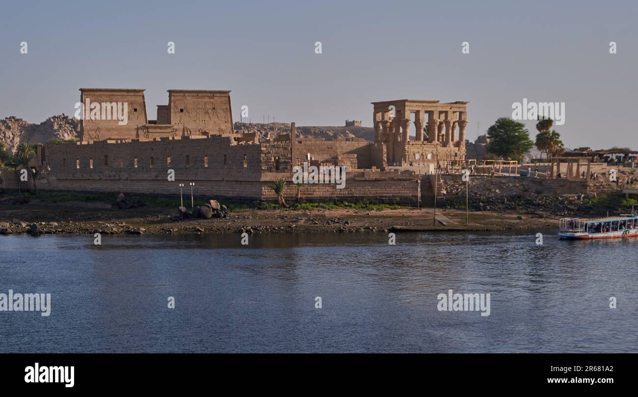 Philae Tempelanlage, eine auf einer Insel basierende Tempelanlage im Stausee des Assuan-Staudamms, stromabwärts des Assuan-Staudamms und des Nasser-Sees, Ägypten. Stockfoto