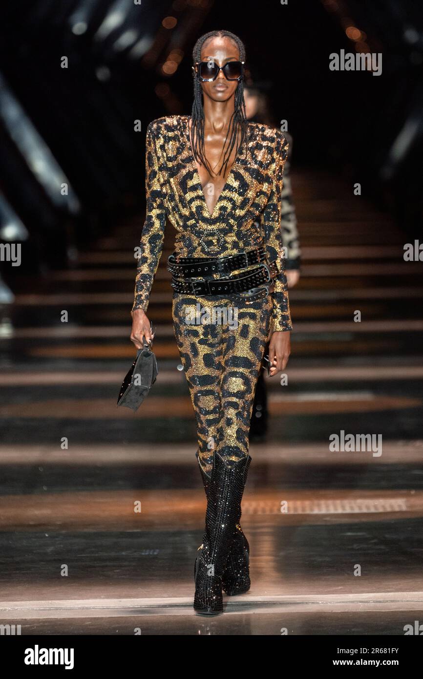 MAILAND, ITALIEN - FEBRUAR 25: Während der Mailänder Modewoche für Damen Herbst/Winter 2023/2024 läuft ein Model auf der Philipp Plein Modenschau auf dem Laufsteg Stockfoto