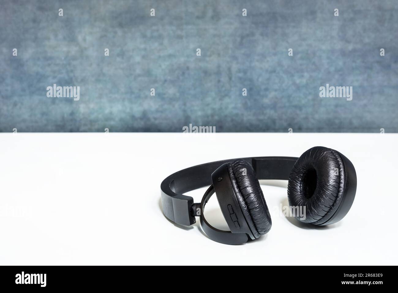 Die Kopfhörer sind an den Enden eines Kopfbügels befestigt. Sie sind in verschiedenen Materialien und Formen erhältlich. Am häufigsten sind gepolsterte Kunststoffe Stockfoto