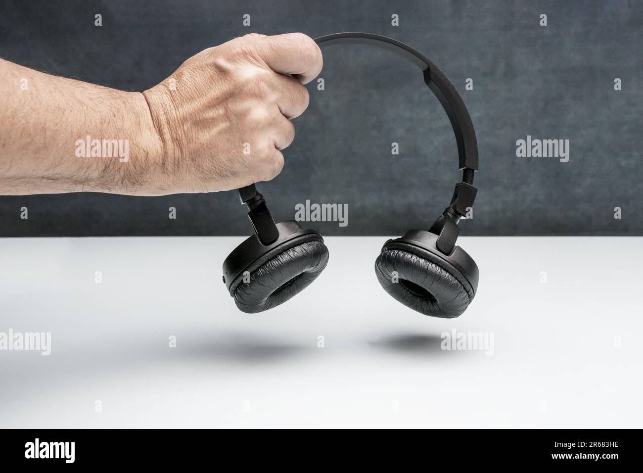 Die Kopfhörer sind an den Enden des Kopfbügels befestigt. Sie sind in verschiedenen Materialien und Formen erhältlich. Die häufigsten sind in der Regel Kunststoff und Stockfoto