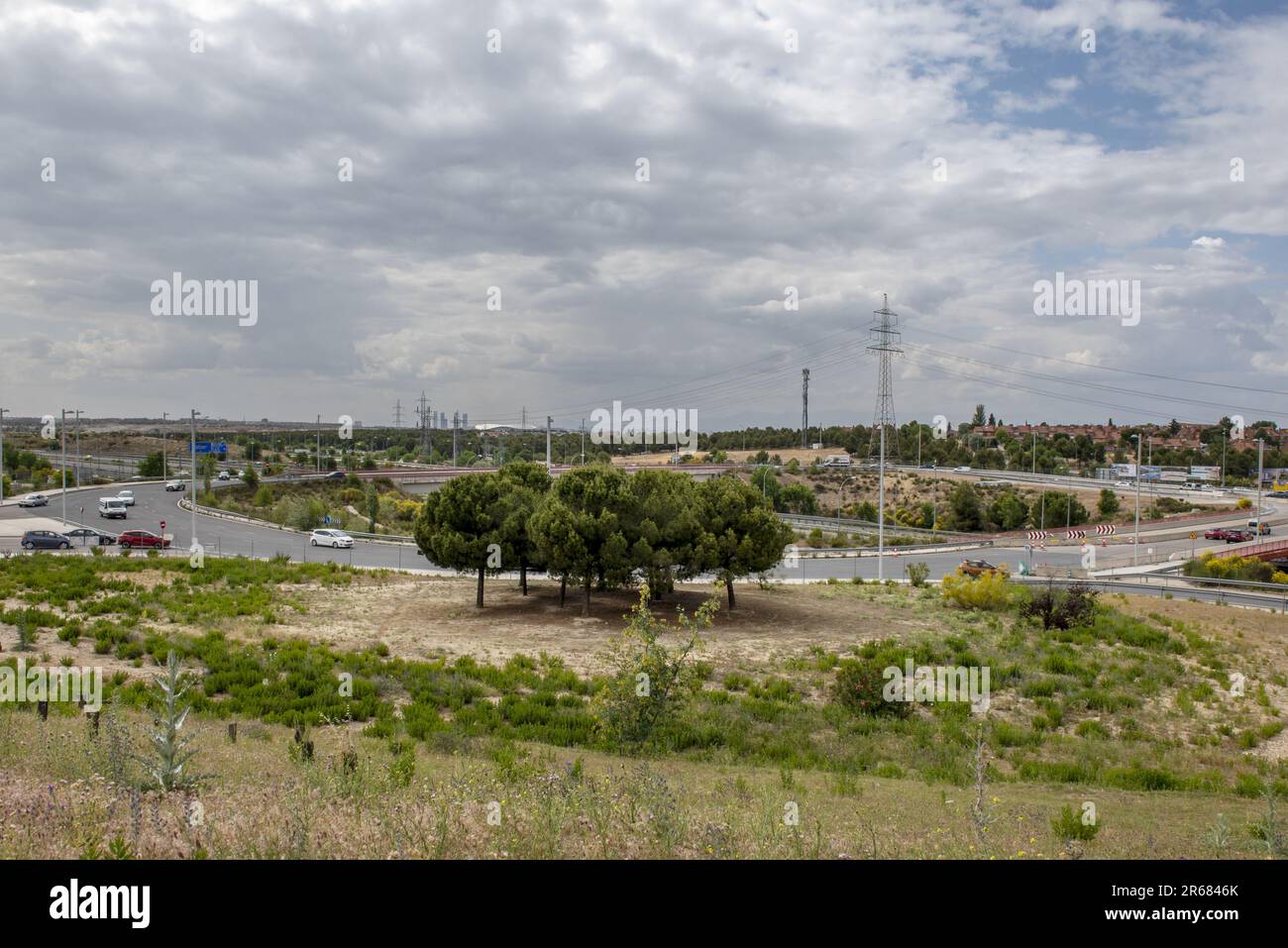 Nehmen Sie die Ausfahrt eines Kreisverkehrs einer Ringstraße am Stadtrand von Madrid Stockfoto