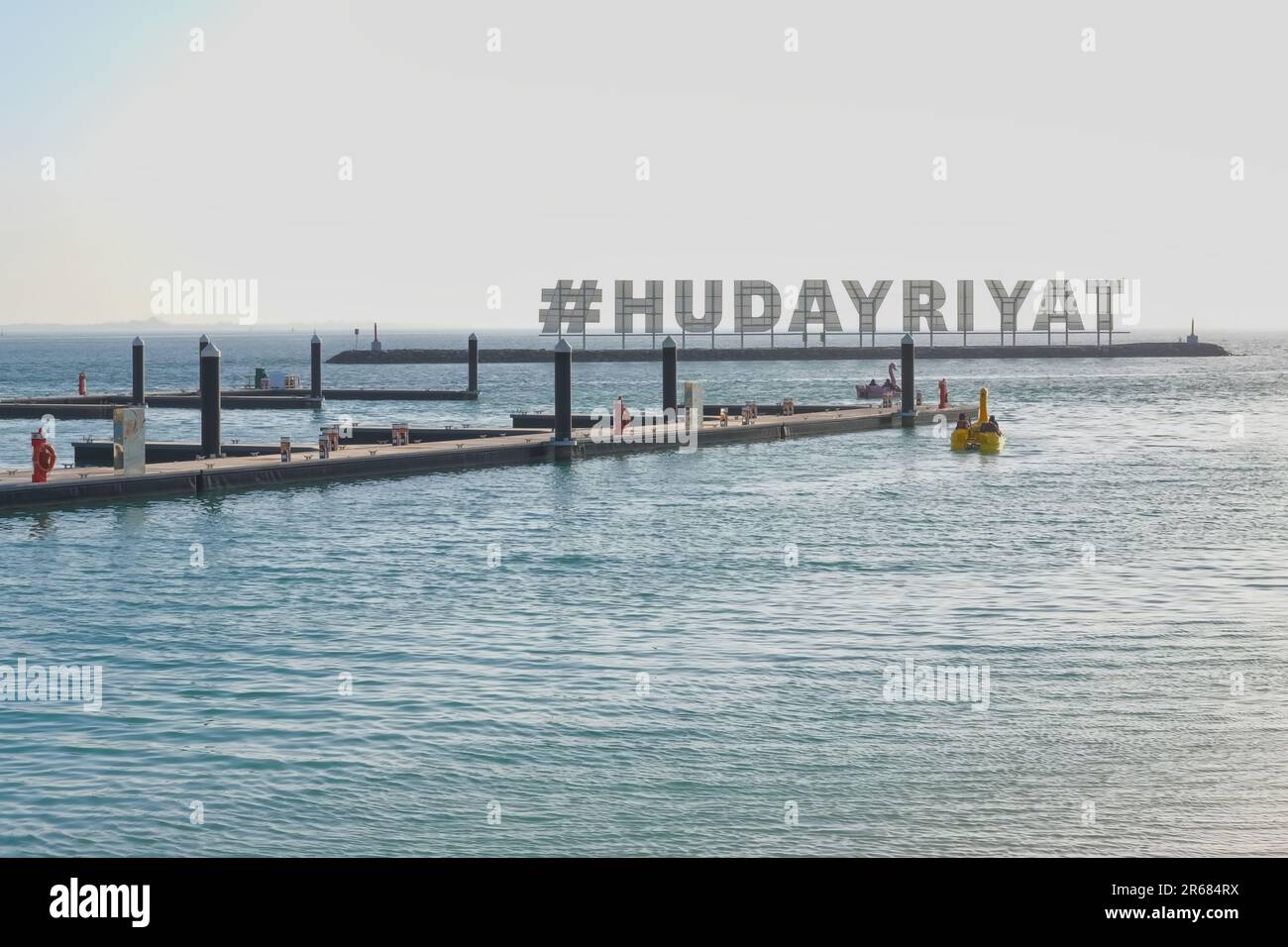 Hudayriyat riesiges Hashtag-Schild von Abu Dhabi, neuer öffentlicher Strand im Erholungszentrum von Hudayriyat Island, Vereinigte Arabische Emirate Stockfoto