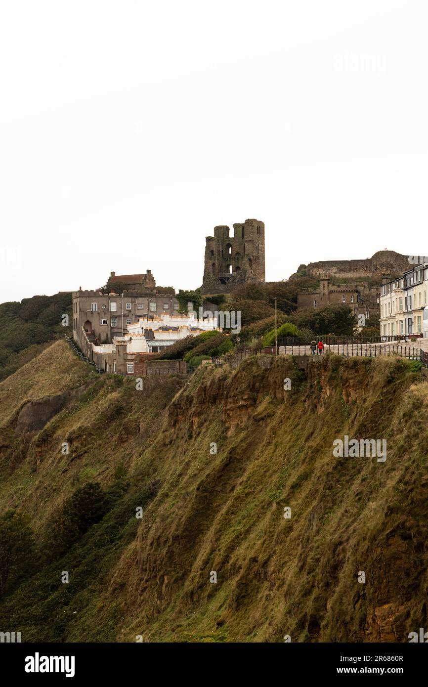 Ein majestätischer Blick auf Scarborough Castle hoch oben auf dem Südkamm der North Bay Stockfoto