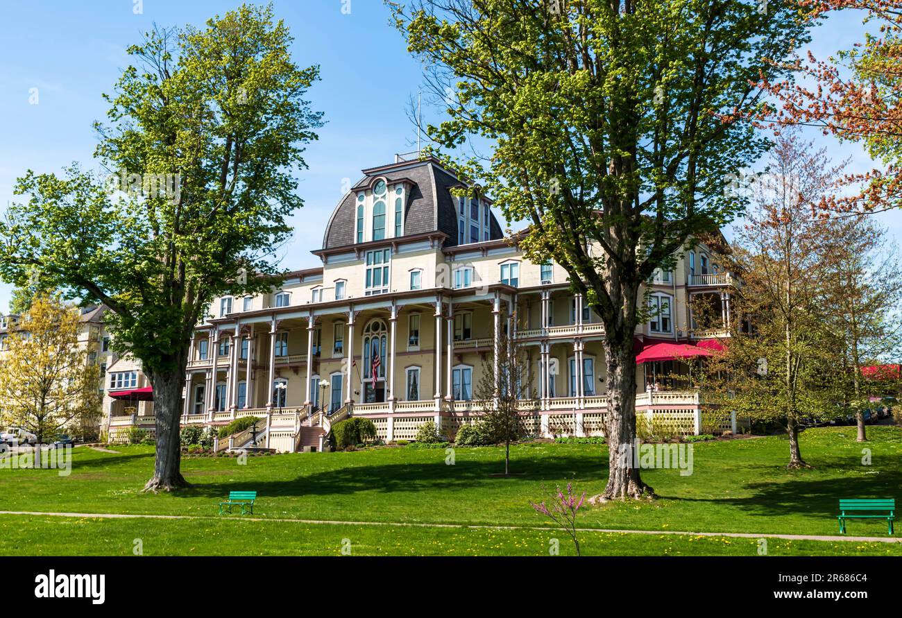 Das Athenaeum Hotel, ein großes viktorianisches Hotel, wird seit 1881 mit Blick auf den Chatauqua-See in Chautauqua, New York, USA, betrieben Stockfoto