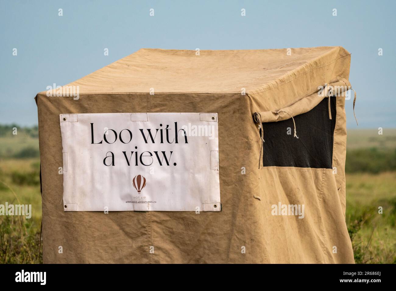 Kenia, Afrika - 10. März 2023: Toilette mit Aussicht, eine provisorische Toilette im Freien, die nach einer Heißluftballonfahrt zum Frühstück im afrikanischen Busch eingerichtet wurde Stockfoto