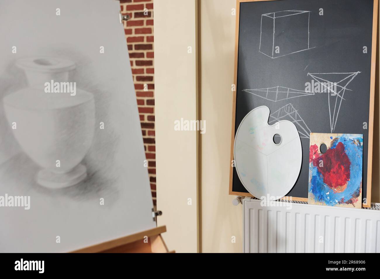 Kreative Hobbys, Kunst und Kunsthandwerk für Erwachsene. Hölzerne Staffelei mit einer Vase in der Inneneinrichtung des Kunststudios, niemand. Lernen Sie, realistische Stillleben-Zeichnungen mit Graphit-Bleistift zu erstellen Stockfoto