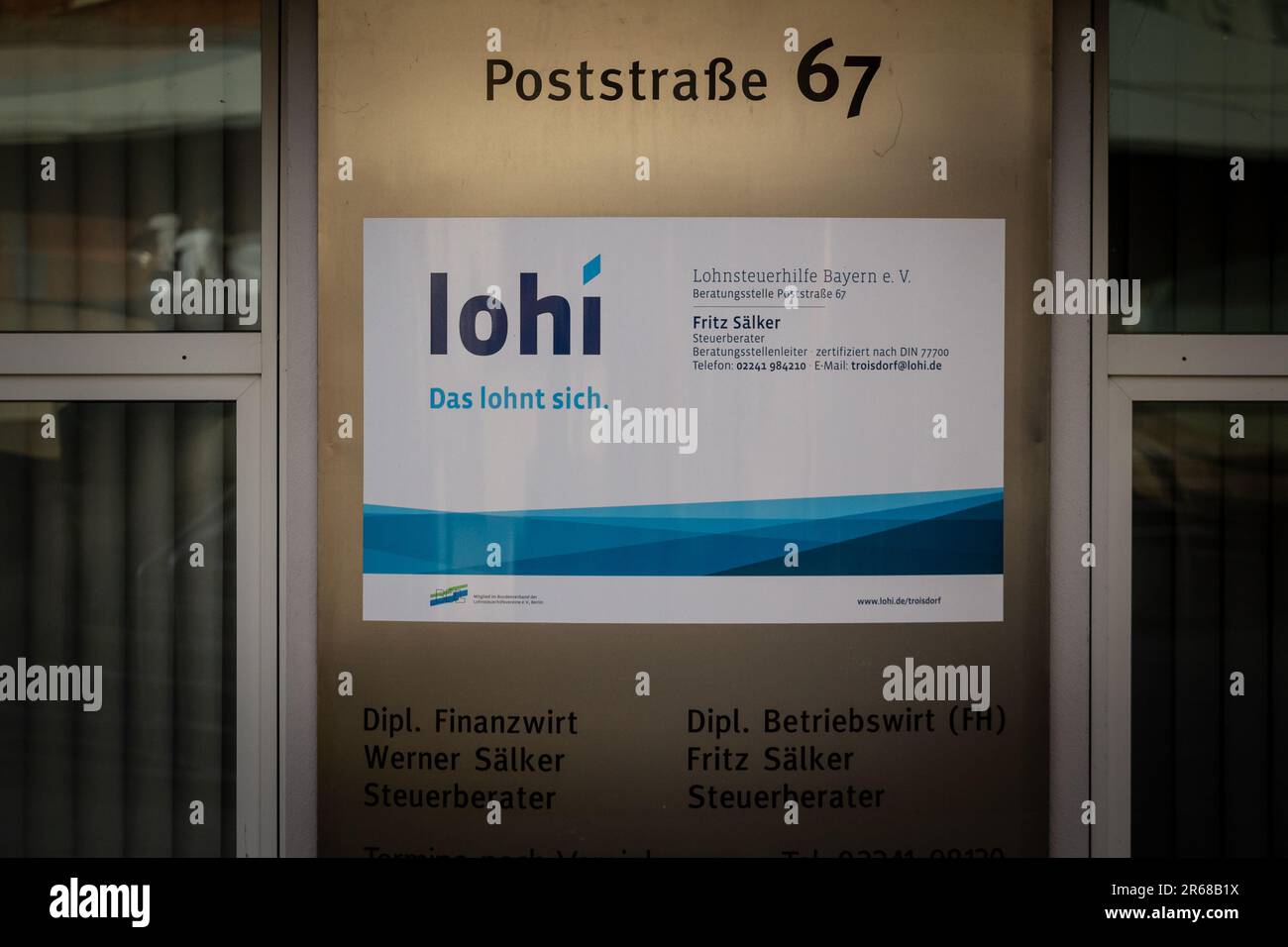 Bild eines Schildes mit dem Logo des Lohi Lohnsteuerhilfeverein in Troisdorf. Ein Lohnsteuerhilfeverein ist eine Selbsthilfeorganisation, die von Employloy betrieben wird Stockfoto