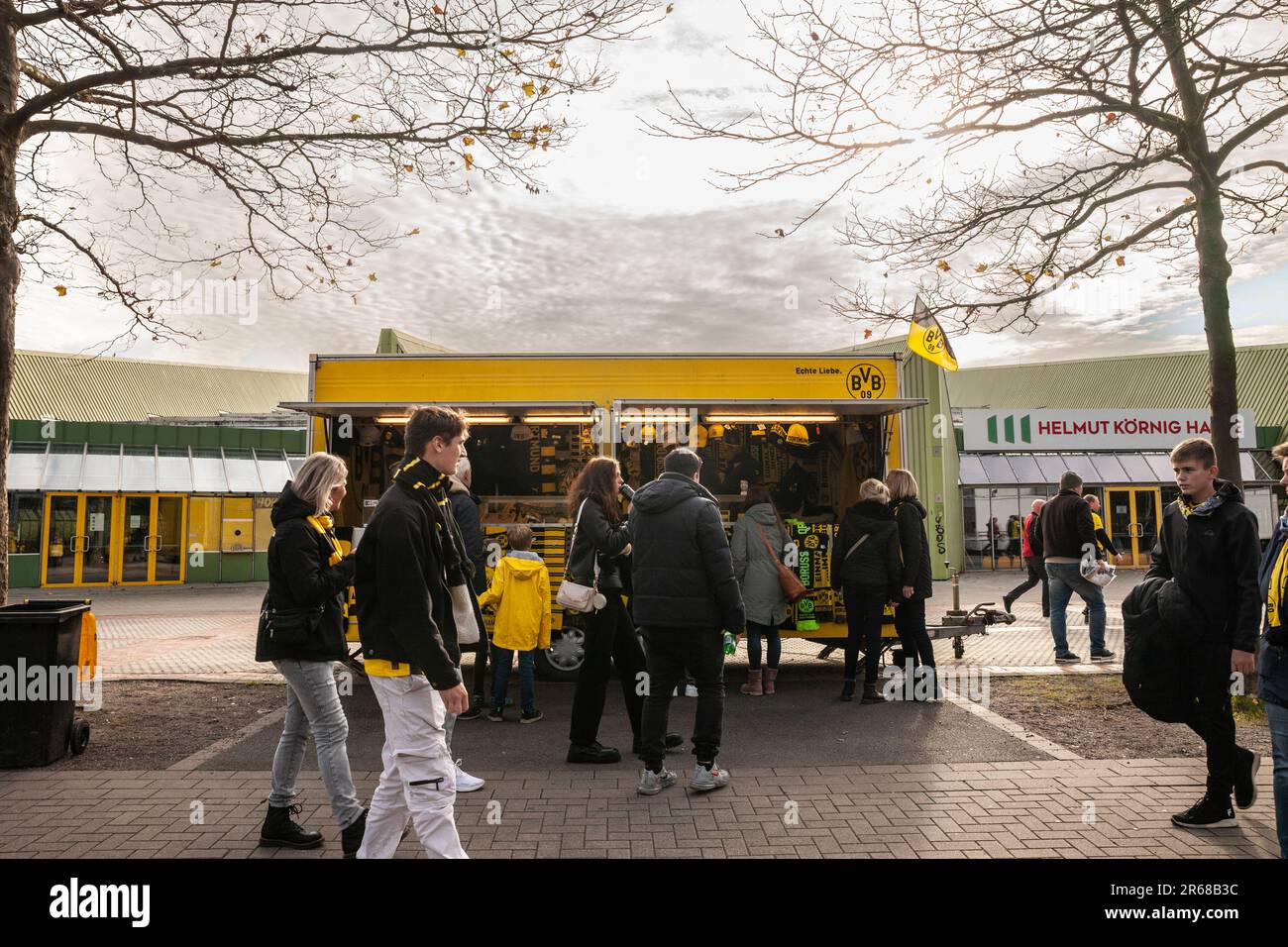 Foto von BVB Borussia Dortmund-Anhängern in Dortmund, Deutschland, die vor dem Fanshop des Teams stehen, einer offiziellen Boutique. Ballspielverein Stockfoto