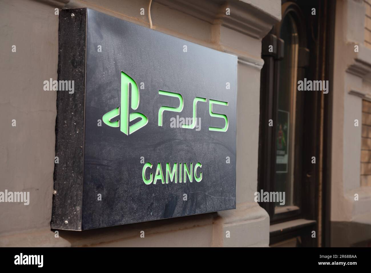 Bild eines Schilds mit dem Logo der PlayStation 5 in Belgrad, Serbien. Die PlayStation 5 (PS5) ist eine von Sony Interacti entwickelte Heimvideospielkonsole Stockfoto