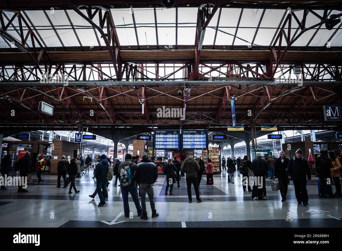 Bild der Haupthalle von Gara de Nord in Bukarest, Rumänien, mit Menschen, die auf die Abfahrtsanzeige warten. Bukarest Nord r Stockfoto