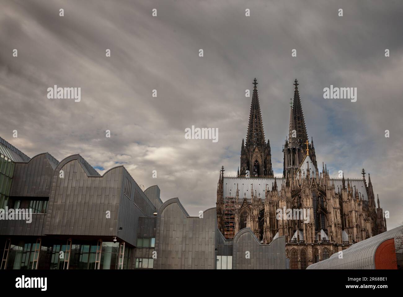 Bild des kölner Doms am Nachmittag aus der Ferne. Der Kölner Dom ist ein katholischer Dom in Köln, Nordrhein-Westfalen. Es Stockfoto