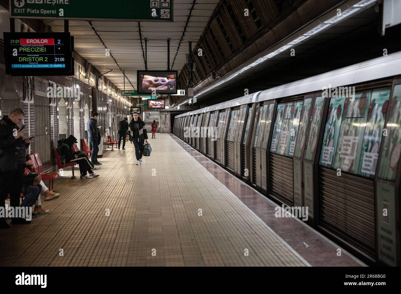 Bild einer U-Bahn der Bukarest Metro, Linie 2, mit Menschen, die in Menschenmassen warten, um an Bord zu gehen. Die Bukarest Metro ist ein U-Bahn-Netz Stockfoto