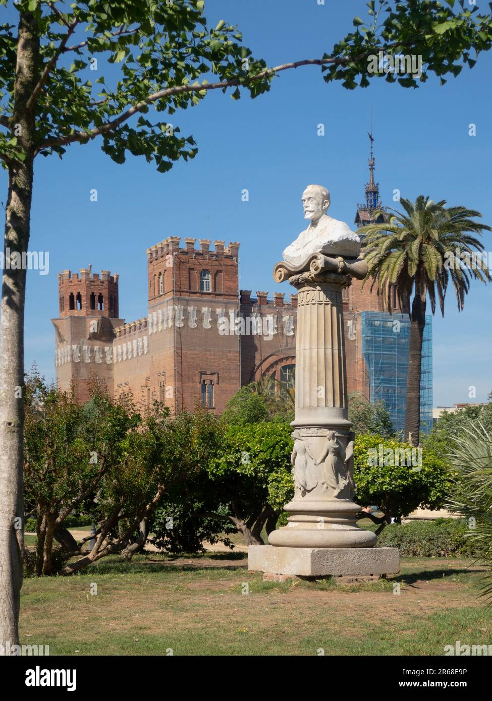1888 Skulptur im Vordergrund, mit Schloss der 3 Drachen im Hintergrund, wird gerade renoviert. Citadel Park, Barcelona, Spanien. Stockfoto