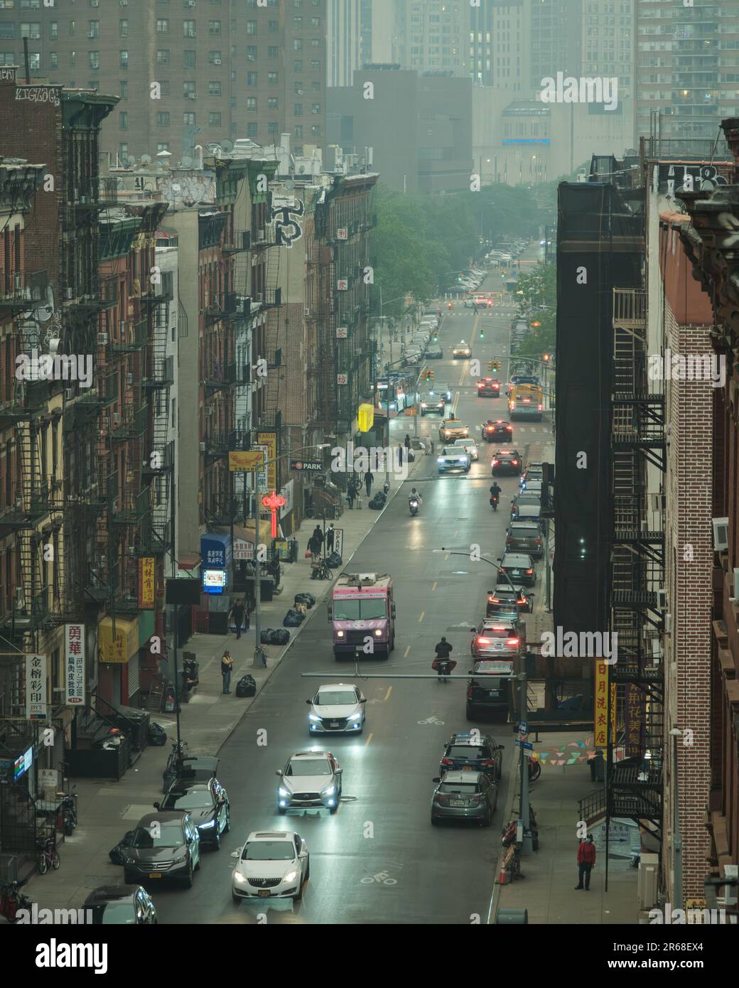 Blick auf die Madison Street in der Lower East Side von der Manhattan Bridge, Manhattan, New York Stockfoto